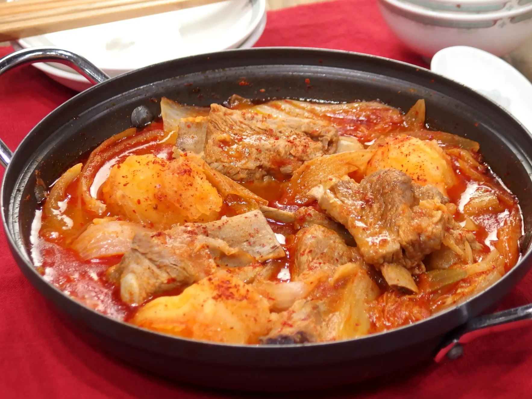 豚肉とじゃがいもを煮込んだ韓国鍋料理カムジャタンの人気レシピ写真