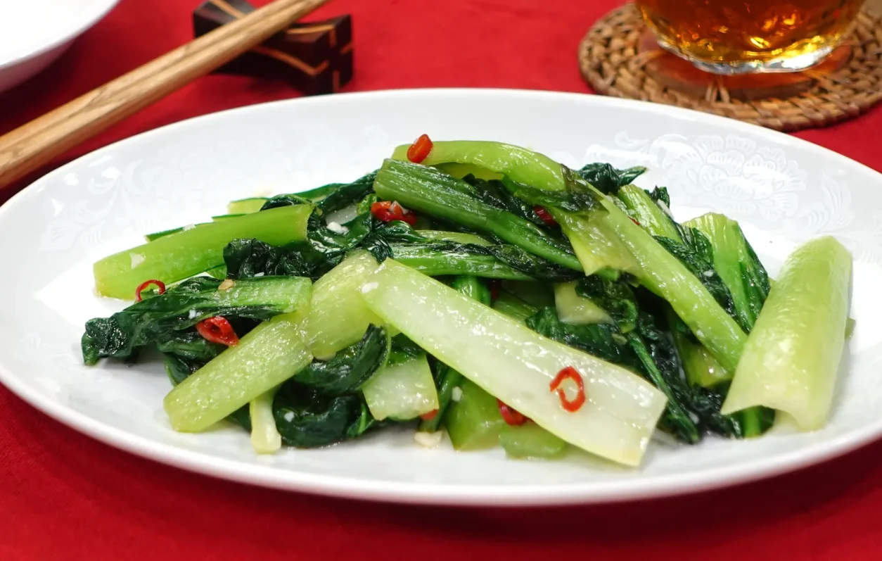 プロの味を簡単に再現できる、テーオー食品のみじん切りにんにくの青菜炒めレシピ