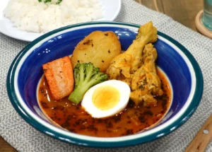 旨み広がる チキンスープカレー