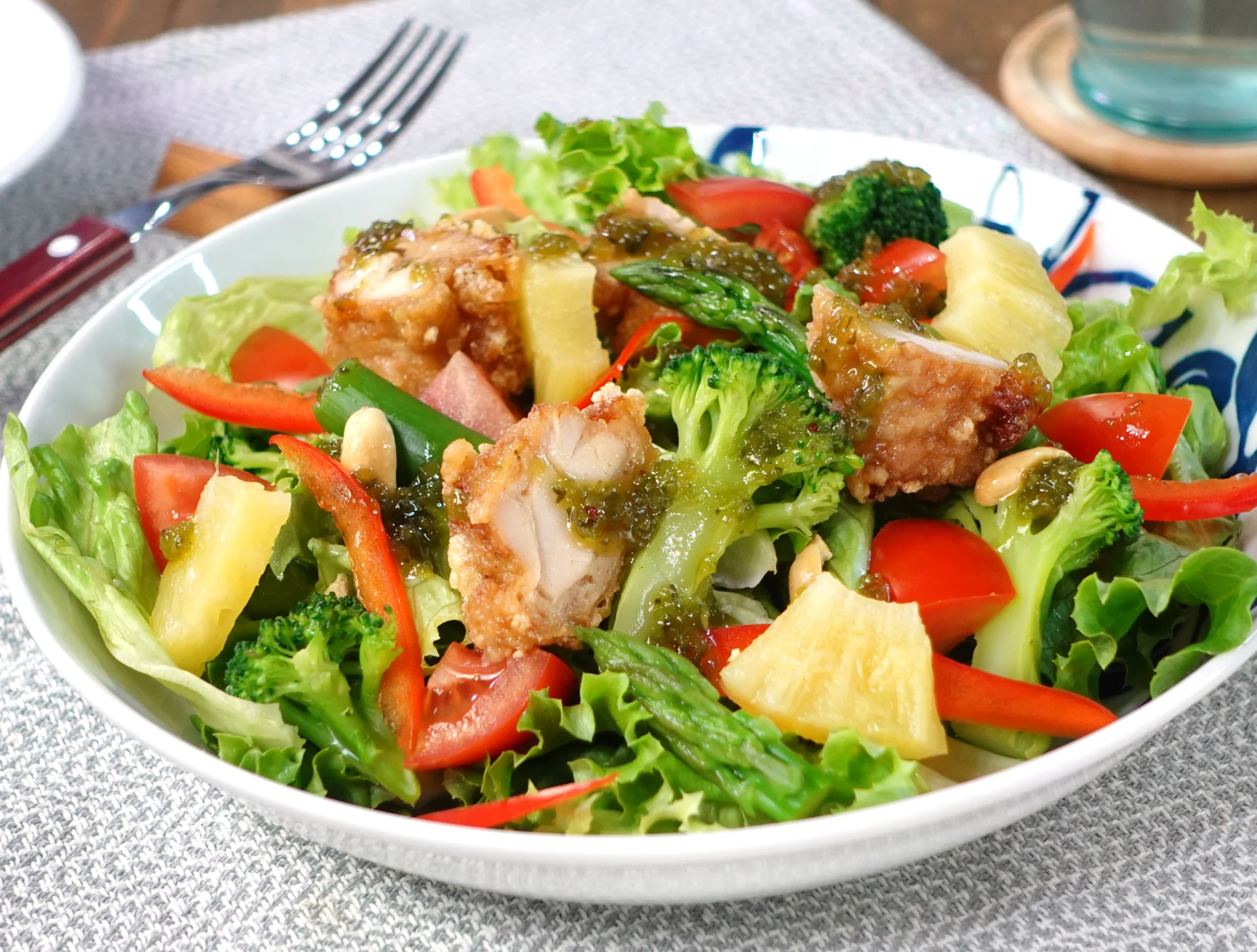 唐揚げサラダチミチュリソース仕立て