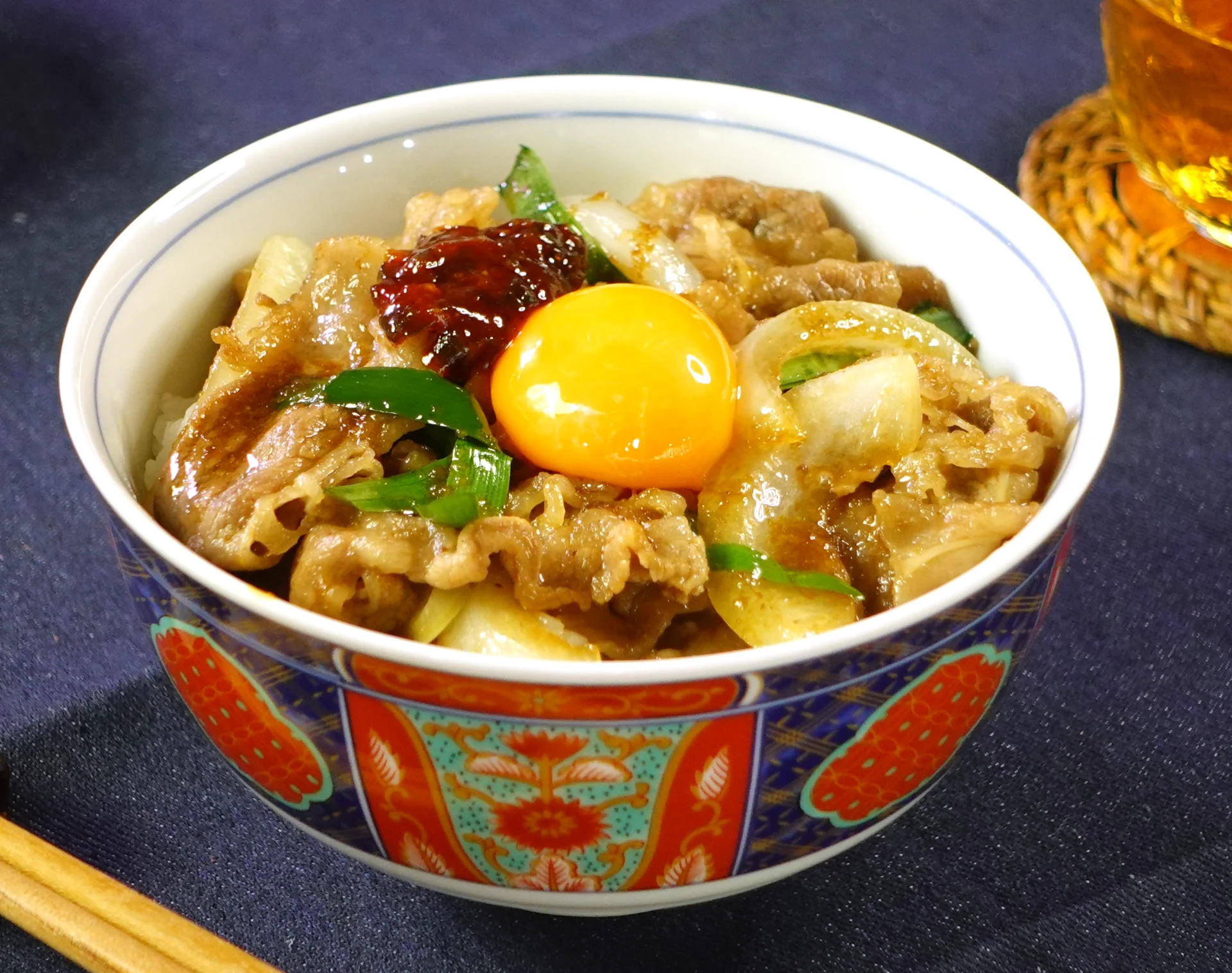 牛カルビ丼 ニラ辛醤でピリ辛！